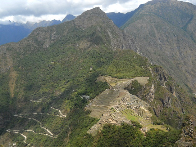 Rckweg von Huaynapicchu, Sicht auf Machu
                    Picchu 01