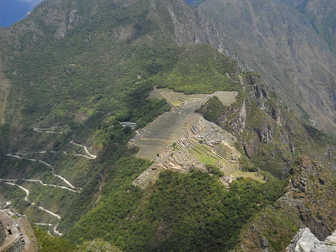 Rckweg von Huaynapicchu, Sicht auf Machu
                    Picchu 02