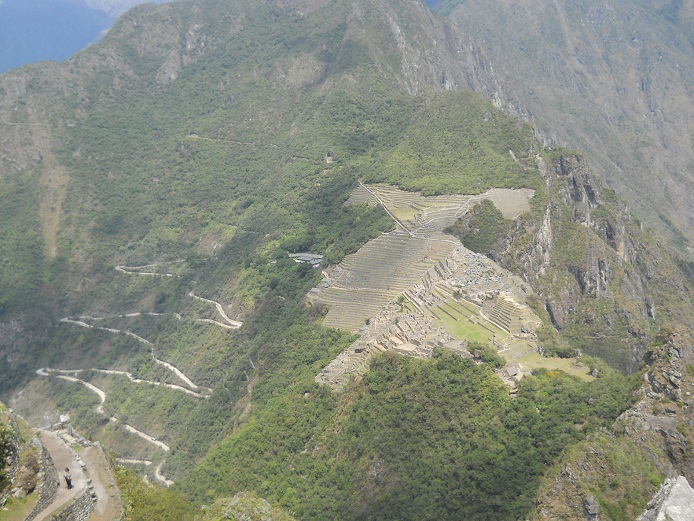 Rckweg von Huaynapicchu, Sicht auf Machu
                    Picchu 03
