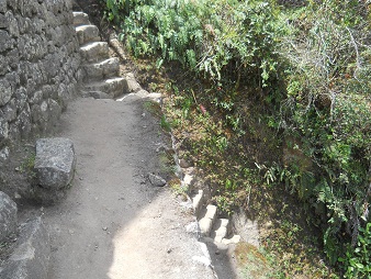 Abstieg von Huaynapicchu, unregelmssige, lange
                    Treppe fr kleine Fsse