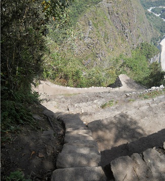 Abstieg von Huaynapicchu,
                            unregelmssige, lange Treppe fr kleine
                            Fsse - da fehlt ein Sicherungsseil,
                            Panoramafoto