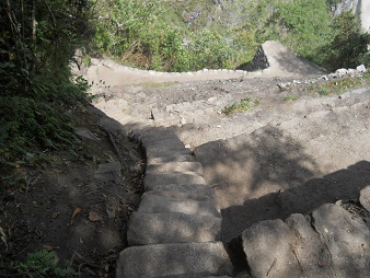 Abstieg von Huaynapicchu,
                            unregelmssige, lange Treppe fr kleine
                            Fsse - da fehlt ein Sicherungsseil 03