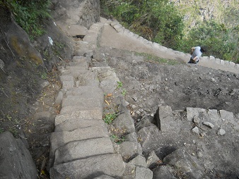 Abstieg von Huaynapicchu,
                            unregelmssige, steile Treppe, Nahaufnahme
                            1