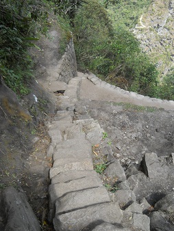 Abstieg von Huaynapicchu, unregelmssige,
                    steile Treppe, Nahaufnahme 4