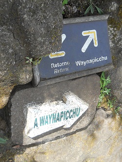 Rckweg von Huaynapicchu, Wegweiser
                    "Rckweg" ("Retorno") und
                    Huaynapicchu (Waynapicchu) fr den Hinweg