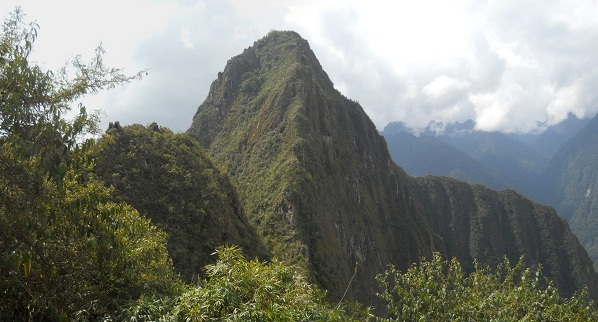 Rckweg von Huaynapicchu, Sicht auf den
                    Hausberg Huaynapicchu, Panoramafoto