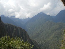 Rckweg von Huaynapicchu, Sicht auf den
                    Hausberg Huaynapicchu 03