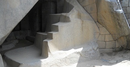 Mach Picchu: Die
                                Mumienhhle mit der Treppe aus einem
                                Stck und der Kurvenmauer