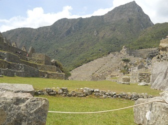 Machu Picchu: Der
                                Zentralplatz mit dem Eingang und Bergen
                                im Hintergrund