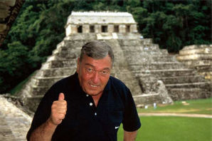 Erich von
              Dniken, Pyramiden- und Altertumsforscher, vor einer
              Maya-Pyramide, sagt klar, was in Nasca mglich ist und was
              nicht