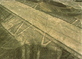 Piste ber Bodenzeichnung (Geoglyph) und Linien,
                  die Linien sind nur teilweise sichtbar
                  (Koordinaten:der Mitte der Spirale neben der Piste:
                  Breite -14.563875, Lnge -75.192463)