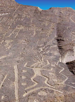 Majes-Tal,
                          Wandfiguren (Geoglyphen) an einem Wstenberg
                          mit tanzenden Mnnchen mit Antennen auf dem
                          Kopf, Riesen, Zickzacklinien, Vgel, Lamas
                          etc.