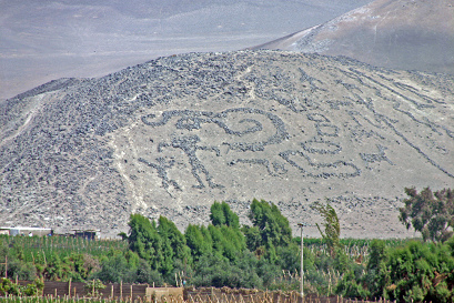 Geoglyphen mit zwei tanzenden Figuren,
                            Lamas und geometrischen Figuren, Region
                            Arica, heute Nord-Chile