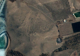 Das Satellitenfoto von google maps mit
                            den Geoglyphen mit zwei tanzenden Figuren,
                            Lamas und geometrische Figuren bei Arica