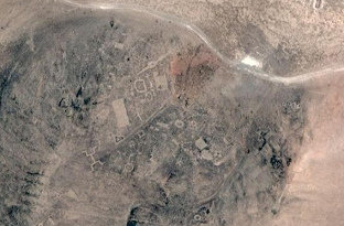 Die Geoglyphen des Bemalten Berges
                            ("Cerro Pintado") bei Iquique, das
                            Satellitenfoto von google maps (Koordinaten:
                            Breite -20.622552, Lnge -69.666844)