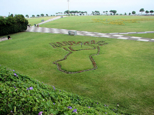 Maria Reiche Park in
                        Miraflores in Lima, the drawing of the hands
                        with only 9 fingers
