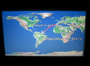 Bildschirmkarte mit der Flugroute zwischen
                        den Kontinenten