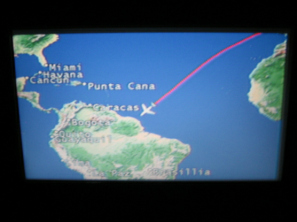Bildschirmkarte mit der Flugroute zwischen
                        den Kontinenten, Nahaufnahme 01