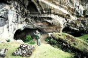 Lauricocha, entrada de la cueva con
                            tumbas