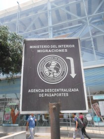 Feo valo Gutierrez en feo
                            Miraflores, la placa mnima indicando que
                            existe un Ministerio de Migraciones en el
                            stano