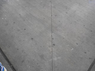 Grsslicher Gutierrez-Kreisel (valo
                            Gutierrez) im grsslichen Miraflores in
                            Lima: Hier arbeitet das
                            Migrationsministerium im Untergrund auf
                            einem Betonboden mit Kaugummis 03