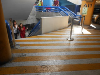 Feo valo Gutierrez en
                            feo Miraflores: El Ministerio de Migraciones
                            en el stano de un parking, con otras
                            escaleras FALTAN rampas!