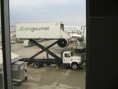 Airport Atlanta, delivery of food with
                          lifting platform 01