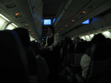 Flugzeug, Innenraum am Morgen, es ist
                          noch alles dunkel