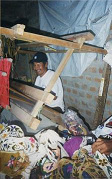 Ayacucho:
                              Ciriaco Sosa am Webstuhl in seiner
                              Werkstatt / Ciriaco Sosa al telar en su
                              taller / Ciriaco Sosa at his loom in his
                              workshop