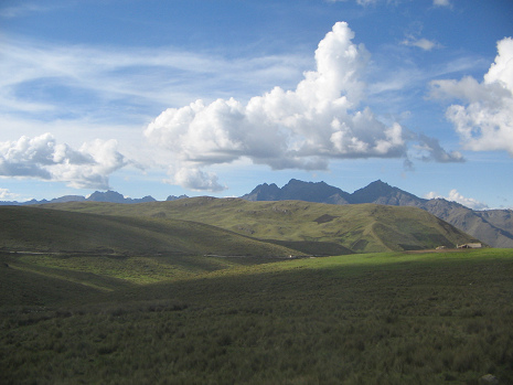 Grasberge und Andenkette mit
                                Wolkenbild