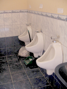 Urinale mit WC-Anweisung bei jedem Urinal