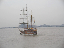 Piratenschiff (hier ein
                                        Nachbau in Guayaquil); Piraten
                                        stammten aus den unteren
                                        Schichten und waren sich
                                        Kartoffeln gewhnt, und lebten
                                        deswegen gesnder als die
                                        Adligen auf den Adelsschiffen,
                                        die die Kartoffel verweigerten