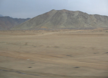 Panamericana Norte en Ancash entre
                        Paramonga y Chimbote, desierto con cerro del
                        desierto (01)