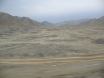 Panamericana Norte en Ancash entre
                        Paramonga y Chimbote, desierto con cerro del
                        desierto (03)