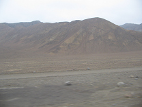 Panamericana Norte en Ancash entre
                        Paramonga y Chimbote, desierto con cerros del
                        desierto (05)