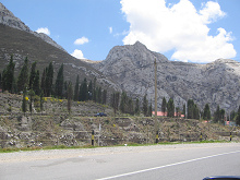 Weiler und Kalksteinberge im Hintergrund