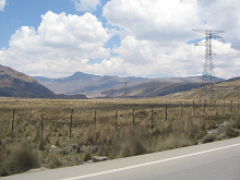Sierra-Hochebene mit Strommasten von
                        Hochspannungsleitungen (01)