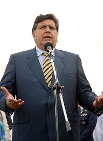 Der korrupt-kriminelle,
                                  peruanische, "christliche"
                                  Prsident von Peru, Aln Garca, hier
                                  mit Mikrophon