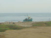 Lima-Guayaquil 2008
                                            (03), Strand mit
                                            Fischerboot